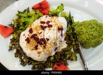 Chile poblano Relleno, mit Reis und grünem Salat und Scheiben Wassermelone Stockfoto