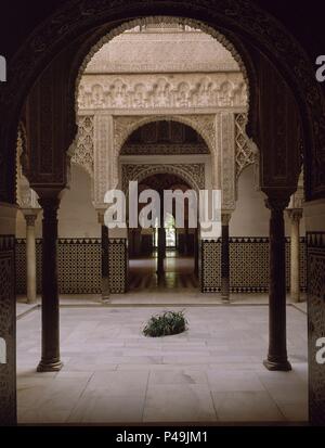 PATIO DE LAS MUÑECAS - ZONA PRIVADA DEL PALACIO DE PEDRO I-SIGLO XIV-MUDEJAR-AL FONDO EL SALON DE EMBAJADORES. Lage: Reales Alcazares, Sevilla, Sevilla, Spanien. Stockfoto