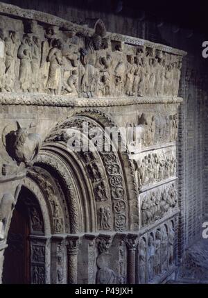 ROMANICA PORTADA DEL MONASTERIO DE SANTA MARIA DE RIPOLL - SIGLO XII - PANTOKRATOR - VISION DEL APOCALIPSIS. Lage: MONASTERIO DE SANTA MARIA, RIPOLL, Alicante, Spanien. Stockfoto