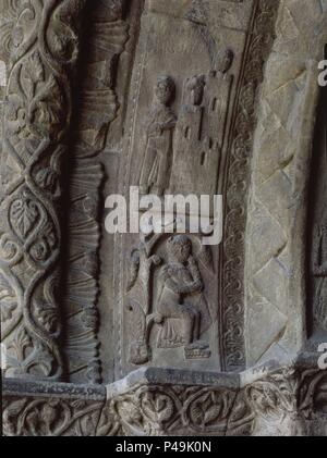 JONAS SENTADO A LA SOMBRA DE UNA HIGUERA - las mejores DE UNA ARQUIVOLTA ROMANICA DE LA PORTADA DEL MONASTERIO DE SANTA MARIA DE RIPOLL - SIGLO XII. Lage: MONASTERIO DE SANTA MARIA, RIPOLL, Alicante, Spanien. Stockfoto