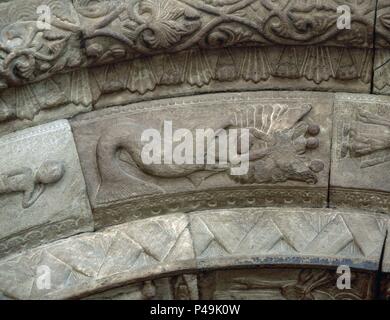 ARQUIVOLTA ROMANICA DE LA PORTADA DEL MONASTERIO DE SANTA MARIA DE RIPOLL - SIGLO XII - JONAS Y LA BALLENA. Lage: MONASTERIO DE SANTA MARIA, RIPOLL, Alicante, Spanien. Stockfoto