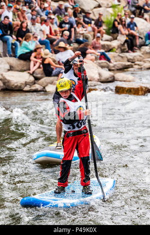 Wettbewerber Rennen im standup paddleboard Ereignis; Fibark River Festival; Arkansas River; Salida, Colorado, USA Stockfoto