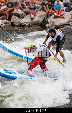 Wettbewerber Rennen im standup paddleboard Ereignis; Fibark River Festival; Arkansas River; Salida, Colorado, USA Stockfoto