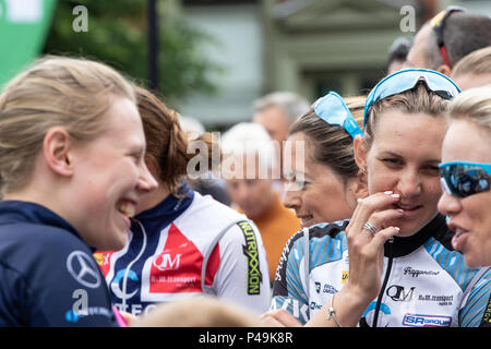 Reiter warten auf Ihr Team Präsentation zu Beginn der Tour der Ovo Frauen Stockfoto