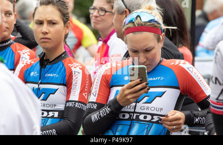 Reiter warten auf Ihr Team Präsentation zu Beginn der Tour der Ovo Frauen Stockfoto