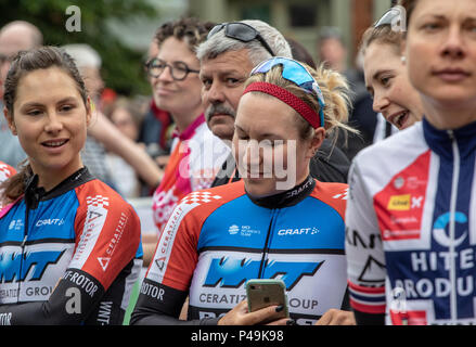 Reiter warten auf Ihr Team Präsentation zu Beginn der Tour der Ovo Frauen Stockfoto