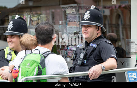 Zwei Britische Polizisten an der Mühelosigkeit und auf Patrouille Stockfoto
