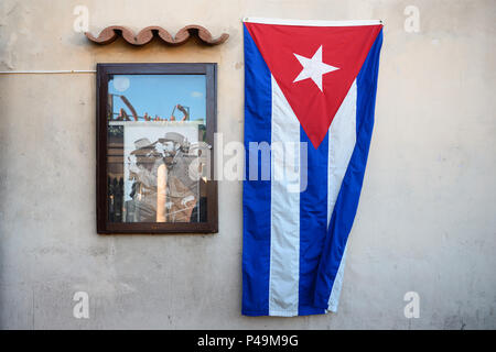 SANTAGO DE CUBA, Kuba - 29. NOVEMBER 2016: Ausstellung von Fotografien aus dem Leben des Fidel organisiert nach seinem Tod, auf dem Hauptplatz von Santiago. Stockfoto