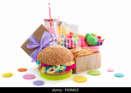 Festliche Komposition Getränke snacks Urlaub hamburger Cookie flitter Konfetti Geschenkbox cocktail Cactus, gesättigte Farben. Kinder urlaub geburtstag Teil Stockfoto