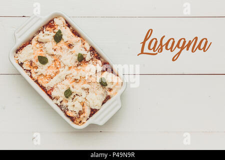 Lasagne Bolognese mit Rindfleisch, Sauce Bolognese und Basilikum Bereit zum Backen Stockfoto