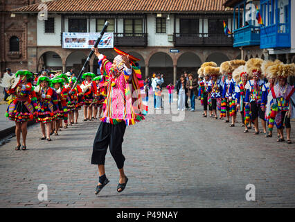 Junge Quechua männlichen Tänzer während des Inti Raymi Sun Festival in traditioneller Kleidung und Hut auf der Plaza de Armas von Cusco, Peru. Stockfoto