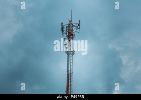 Dunkel bewölkt strom Kommunikation Tower, high power wlan Antenne post Hotspot long range Digital Data Transport Stockfoto