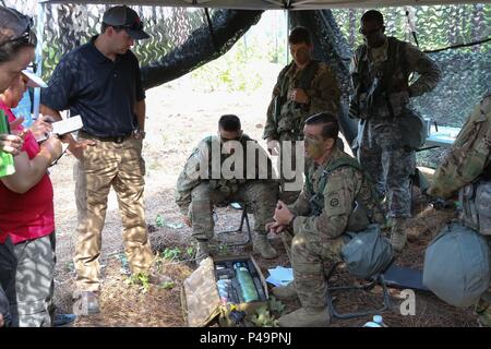 Sgt. Thomas Wachter, ein Fallschirmjäger zu Hauptsitz und Sitz Truppe, 5.Staffel, 73 Cavalry Regiment zugeordnet, 3. Brigade Combat Team, 82nd Airborne Division beweist Neue oxygen Generation Ausrüstung an die Mitarbeiter von der United States Army Medical Material Agentur bei einer gemeinsamen Übung in Fort Bragg, 23. Juni 2016. 5/73 CAV ist das erste Feld medizinische Einheit der Sauerstoff Generator zu benutzen Armee breit. (U.S. Armee Foto von Sgt. Anthony Hewitt/Freigegeben) Stockfoto