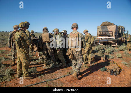 Us-Marines mit 1St Bataillon, 1. Marine Regiment, Marine Drehkraft - Darwin und die australischen Soldaten mit 103 Batterien, 8./12 Regiment, krawatte Seil an eine australische Armee M 777 A2 Howitzer während der Übung Predator Streik bei Cultana Training Area, South Australia, Australien, 12. Juni 2016. Predator Streik ist eine jährliche Übung mit US-Marines und die Australian Defence Force das Vertrauen, Interoperabilität und die Freundschaft zwischen den beiden Verbündeten zu verbessern. (U.S. Marine Corps Foto von Cpl. Carlos Cruz jr./Freigegeben) Stockfoto