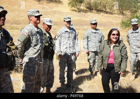 Der Herr Abgeordnete Debra S. Wada, Assistant Secretary der Armee (Manpower & Buchen Angelegenheiten) besuchen Sie Soldaten der 29 Infantry Brigade Combat Team während ihrer Exportierbar Combat Training, Übung 16.Juni im Camp Roberts Kalifornien. XCTC konzentriert sich auf Komplett Instrumental- und realistische gemeinsame Aus- und Fortbildung Platoon & Unternehmen Ausbildung Kenntnisse in Abstimmung mit der ersten Armee zu zertifizieren. Kommandanten und Führungskräfte beurteilen ihre Soldaten Stärken und Schwächen während ein Video Review Sitzung nach der Ausbildung, die in ihrem Heimatland ihre Deutschkenntnisse Aids als Einzelperson, Team, platoon, Einheit und der Feuerwehr. (U. Stockfoto