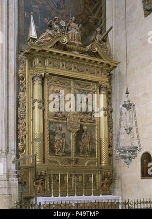 RELICARIO RETABLO DE SANTIAGO-1630 - DERECHA DE LA IGLESIA. Autor: Alonso de Mena (1587-1646). Lage: CATEDRAL - Capilla Real - INTERIEUR, Granada, Spanien. Stockfoto