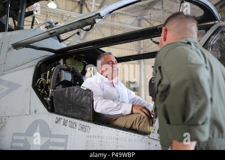 Der Herr Abgeordnete Joe Hockey sitzt im Cockpit eines AH-1W Cobra Helikopter bei einem Besuch in Marine Corps Air Station Kaneohe Bay, 27. Juni 2016. Hockey Australiens ist Botschafter in den USA bei seinem Besuch, er diskutiert die Bedeutung der Aufrechterhaltung eines positiven Beziehungen zwischen den beiden Nationen, mit US Marine Führer. (U.S. Marine Corps Foto von Cpl. Jonathan E. LopezCruet) Stockfoto