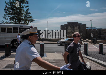 Zukunft Kadetten an der US-Militärakademie in West Point, New York, disembarck den Bus an Thayer Hall während R-Tag, den 27. Juni. (U.S. Armee Foto von Sgt. 1. Klasse Brian Hamilton/freigegeben) Stockfoto