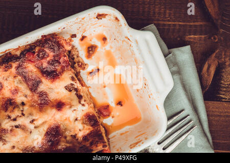 Italienische Lasagne Bolognese und Mozzarella auf dunklem Hintergrund Stockfoto