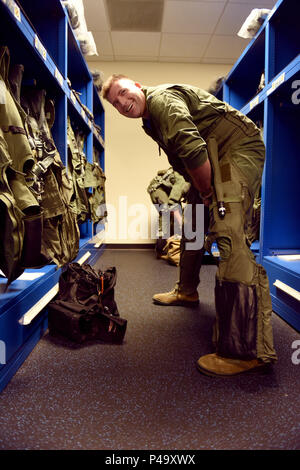 Oberstleutnant Eric Schmidt, 334 Fighter Squadron Director of Operations, Anzüge, die vor seinem letzten Flug in einem F-15 E Strike Eagle Juni 17, 2016, bei Seymour Johnson Air Force Base, North Carolina. Schmidt, ein Strike Eagle Pilot, verdunkelt, die 3.000 Stunden im Flugzeug auf seinem letzten Flug. (U.S. Air Force Foto/Tech. Sgt. Chuck Broadway) Stockfoto