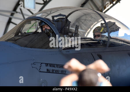 Oberstleutnant Eric Schmidt, 334 Fighter Squadron Director of Operations, bereitet die Taxi vor seiner endgültigen F-15E Strike Eagle Flug Juni 17, 2016, bei Seymour Johnson Air Force Base, North Carolina. Schmidt und Maj. Timotheus Foery, 334 FS Waffensysteme Officer, flogen zusammen für die letzte Zeit, wie Schmidt 3.000 Stunden in der Strike Eagle verdunkelt. (U.S. Air Force Foto/Tech. Sgt. Chuck Broadway) Stockfoto