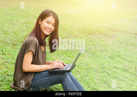 Einzelnen asiatischen jugendlich Lächeln Student mit Laptop Computer mit Geschäftsdaten in der Universität arbeiten. Stockfoto