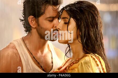 Original Film Titel: AGNEEPATH. Englischer Titel: AGNEEPATH. Regisseur: KARAN MALHOTRA. Jahr: 2012. Stars: Priyanka Chopra, HRITHIK ROSHAN. Credit: DHARMA PRODUCTIONS/Album Stockfoto