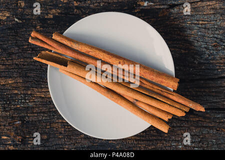 Zimtstange Draufsicht auf Holz Hintergrund. Stockfoto