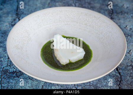 Bacalao und Miesmuschel in Petersilie auf Teller, Koks Restaurant, Kirkjubour, Streymoy Island, Färöer Inseln Stockfoto