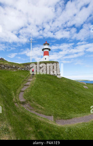 Mann auf den Leuchtturm und die historische Festung Skansin, Torshavn, Streymoy Island, Färöer Inseln Stockfoto