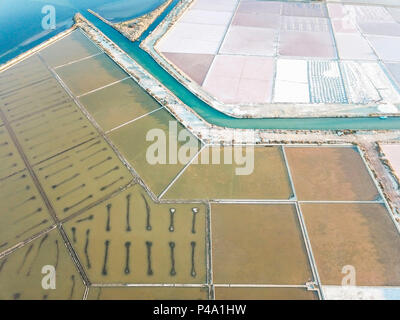 Luftaufnahme von Salt Flats bei Sonnenaufgang, Kochsalzlösung dello Stagnone, Marsala, Provinz Trapani, Sizilien, Italien Stockfoto