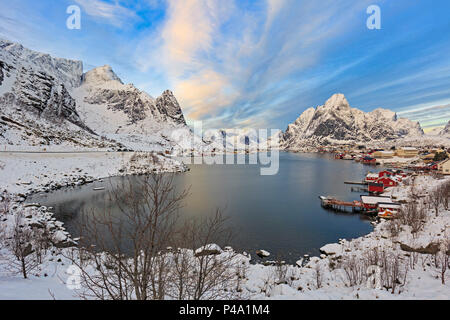 Der Fjord Bucht im kleinen Fischerdorf von Hamnoy im Winter, Moskenes, Nordland County, Lofoten, Norwegen, Europa Stockfoto