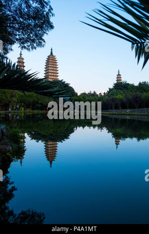 Drei Pagoden des Chongsheng Tempel in der Altstadt von Dali, Yunnan, China, Asien, Asien, Südostasien, Fernost Stockfoto