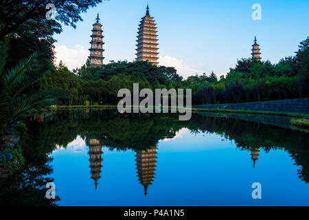 Eine der drei Pagoden des Chongsheng Tempel in der Altstadt von Dali, Yunnan, China, Asien, Asien, Südostasien, Fernost Stockfoto