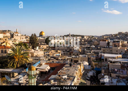 Panoramablick über Jerusalem von den antiken Mauern der Altstadt in der Nähe vom Damaskustor, Jerusalem, Israel, Naher Osten Stockfoto