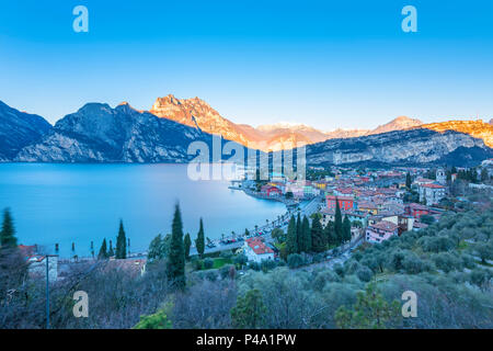 Torbole bei Sonnenaufgang Europa, Italien, Trentino, Torbole, Gardasee Stockfoto