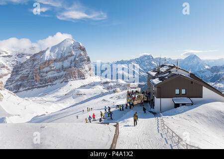 Skifahrer auf den Pisten des Lagazuoi, Europa, Italien, Venetien, Belluno, Lagazuoi Stockfoto