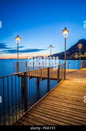 Gargnano Dorf Pier am Gardasee, Provinz Brescia, Lombardei, Italien Stockfoto