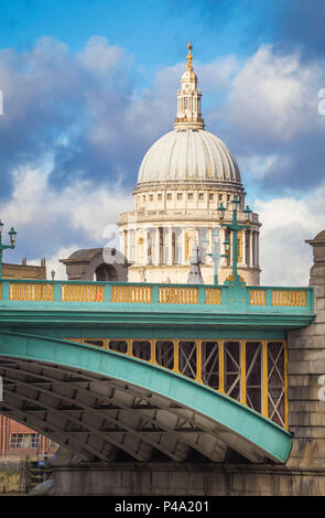 Der St. Paul Kathedrale und die Southwark Bridge. London City, London, Vereinigtes Königreich Stockfoto