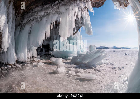Eis Stalaktiten in einer Höhle am Ufer des Sees Bajkal, Irkutsk Region, Sibirien, Russland Stockfoto
