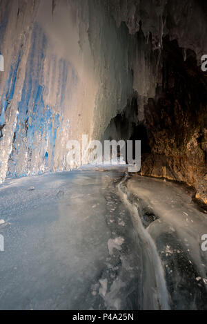 Eis Stalaktiten in einer Höhle am Ufer des Sees Bajkal, Irkutsk Region, Sibirien, Russland Stockfoto