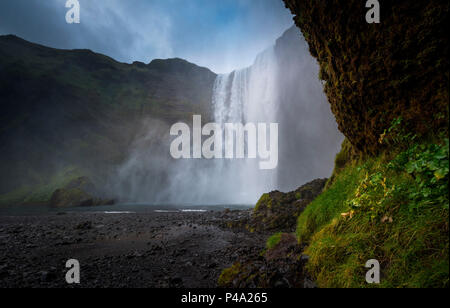 Skogafoss Wasserfall im Sommer im südlichen Island, Island Stockfoto