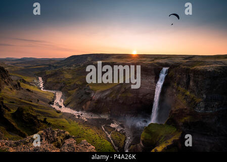 Paragliding über Wasserfall Haifoss Fossa River bei Sonnenuntergang im südlichen Island, Island Stockfoto