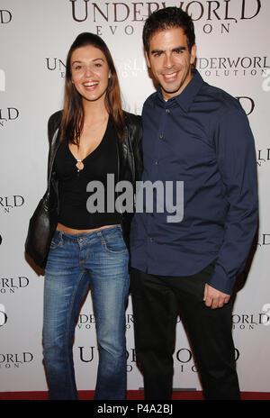 Barbara Nedeljakova und Eli Roth (Hostel) bei der Ankunft im UNDERWORLD EVOLUTION Premiere Arclight Theater in Los Angeles. 11. Januar 2006. - 19 NedeljakovaBarbara RothL.jpg 19 NedeljakovaBarbara RothL Ereignis in Hollywood Leben - Kalifornien, Red Carpet Event, USA, Filmindustrie, Prominente, Fotografie, Bestof, Kunst, Kultur und Unterhaltung, Topix prominente Mode, Besten, Hollywood Leben, Event in Hollywood Leben - Kalifornien, Roter Teppich und backstage, Film Stars, TV Stars, Musik, Promis, Topix, Akteure aus dem gleichen Film, Cast und Co star togethe Stockfoto