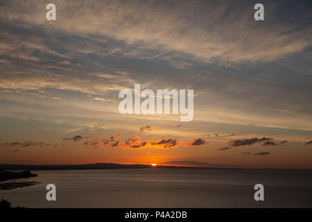 Penarth, Wales, Großbritannien, 21. Juni 2018. Die Sonne im Hochsommer beginnt über den Kanal von Bristol am längsten Tag des Jahres zu steigen. Credit: Mark Hawkins/Alamy leben Nachrichten Stockfoto