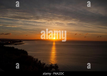 Penarth, Wales, Großbritannien, 21. Juni 2018. Die Sonne im Hochsommer beginnt über den Kanal von Bristol am längsten Tag des Jahres zu steigen. Credit: Mark Hawkins/Alamy leben Nachrichten Stockfoto