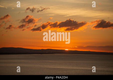 Penarth, Wales, Großbritannien, 21. Juni 2018. Die Sonne im Hochsommer beginnt über den Kanal von Bristol am längsten Tag des Jahres zu steigen. Credit: Mark Hawkins/Alamy leben Nachrichten Stockfoto