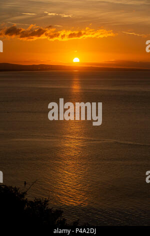 Penarth, Wales, Großbritannien, 21. Juni 2018. Die Sonne im Hochsommer beginnt über den Kanal von Bristol am längsten Tag des Jahres zu steigen. Credit: Mark Hawkins/Alamy leben Nachrichten Stockfoto