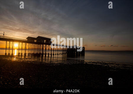 Penarth, Wales, Großbritannien, 21. Juni 2018. Die Sonne im Hochsommer beginnt über den Bristol Channel und unter Penarth Pier am längsten Tag des Jahres zu steigen. Credit: Mark Hawkins/Alamy leben Nachrichten Stockfoto