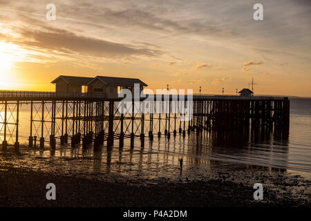 Penarth, Wales, Großbritannien, 21. Juni 2018. Eine Frau, die Fotografien der Sonne im Hochsommer sunrise unter von Penarth Pier am längsten Tag des Jahres. Credit: Mark Hawkins/Alamy leben Nachrichten Stockfoto